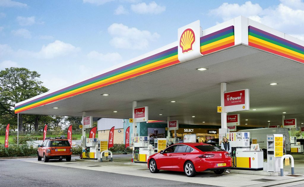 Regenboogkleuren op luifels tankstations Shell Shell-Gay-Pride-1024x629