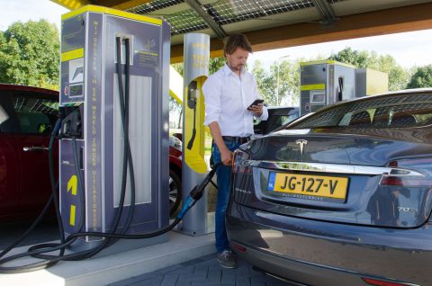 Almere heeft meeste, Vlieland minste aantal elektrische auto’s