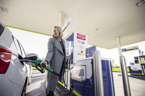 Een op zes Nederlanders rijdt ten minste halfuur om voor goedkope(re) benzine