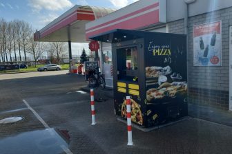 Voor warme pizza uit automaat nu ook naar AVIA-tankstation Wijk en Aalburg