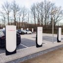 Wereldprimeur in Harderwijk: laadplein met Tesla V4-Superchargers geopend aan A28