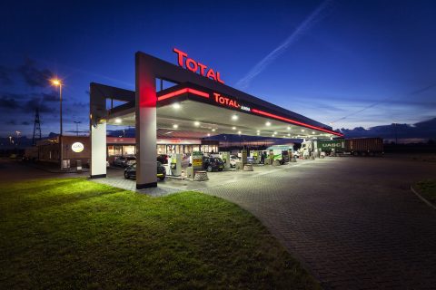 TotalEnergies verkoopt alle 400 Nederlandse tankstations aan Canadese Couche-Tard