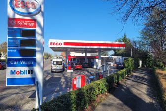Voormalige AVIA in Sluis door Aers omgebouwd naar nieuwe ESSO met carwash