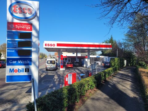 Voormalige AVIA in Sluis door Aers omgebouwd naar nieuwe ESSO met carwash