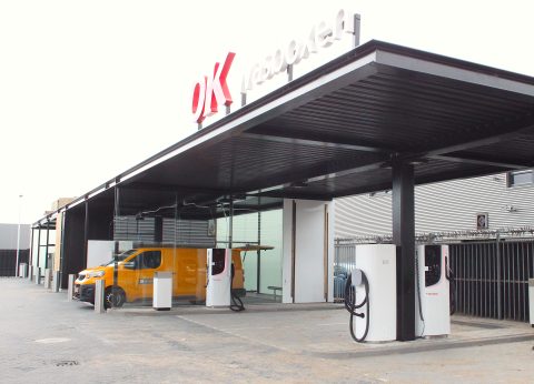 Enige OK-tankstation van Hilversum nu uitgebreid met vijf OK-wasboxen