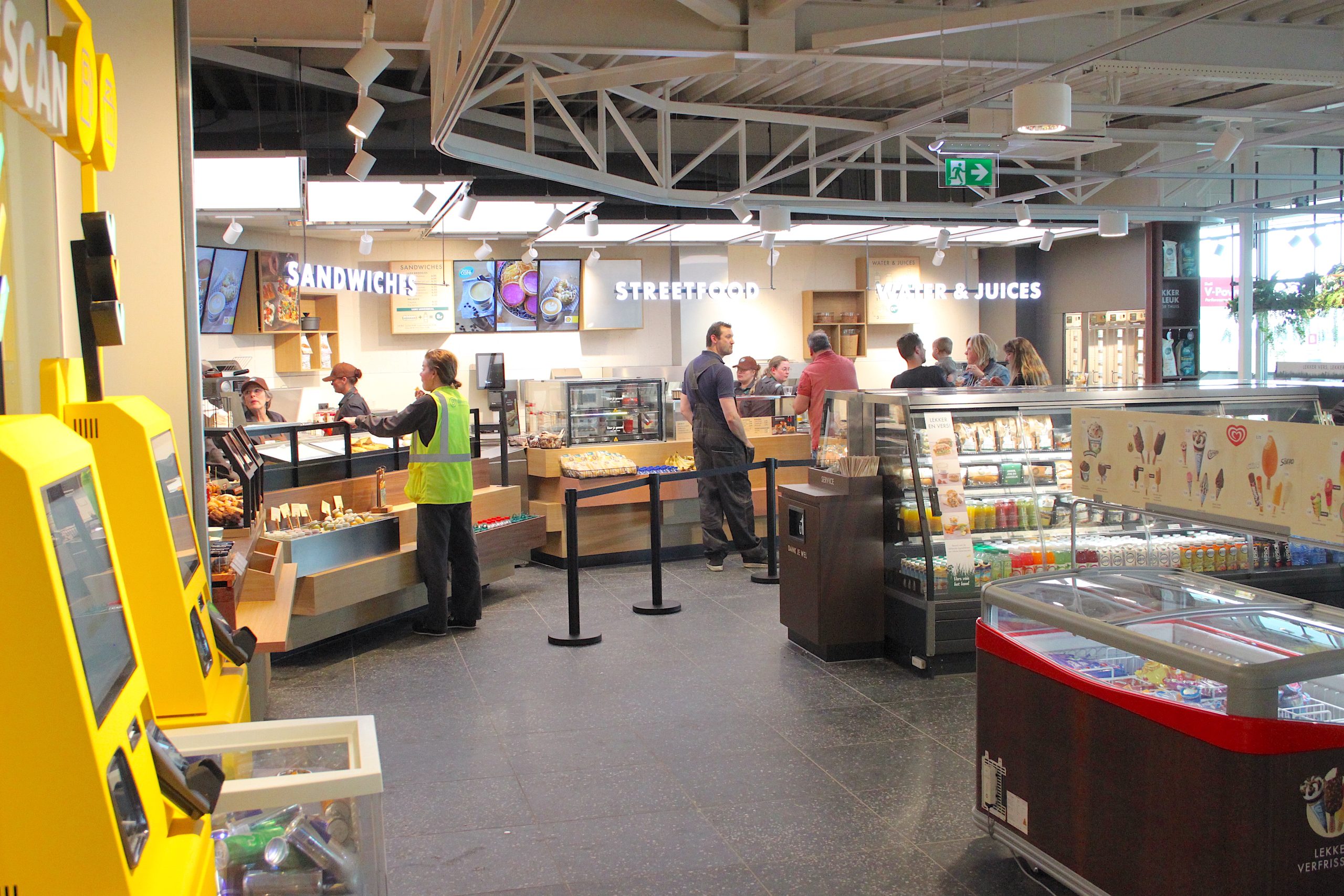 Shell De Lucht-West vernieuwd naar Shell Café met Starbucks Store