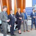 Staatssecretaris Heijnen opent ‘s werelds eerste waterstoftankstation met e-laders