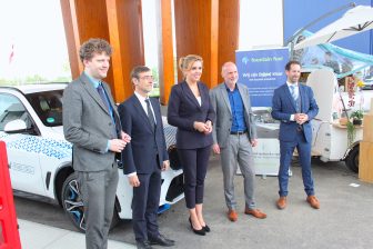 Staatssecretaris Heijnen opent ‘s werelds eerste waterstoftankstation met e-laders
