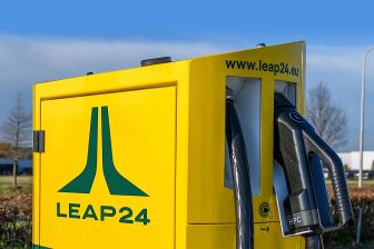 350 kW batterijpakket zorgt voor vier snellaadplaatsen bij tiende Leap24