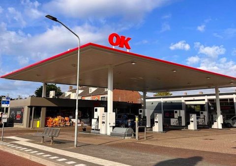 Voormalig Shell-tankstation ‘Auto Boeimeer’ in Breda nu in kleuren OK
