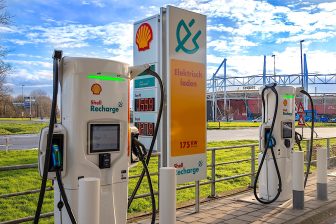 Shell start samenwerking met Sneleentaxi: 'Chauffeurs helpen als tank bijna leeg is'