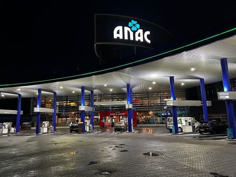 De autowasstraat van ANAC Carwash aan de Energieweg in Nijmegen is na een grootschalige verbouwing geopend met een extra verdieping op het bestaande pand. Hier is een extra stofzuigplein gerealiseerd waar consumenten overdekt hun voertuig kunnen stofzuigen.