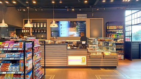 Bij de AVIA XPress aan de Fruitweg in Den Haag, een onbemand tankstation in het netwerk van Achilles Brandstoffen Maatschappij (ABM), opent een shop volgens de Duitse koffieformule Coffee Fellows. Het is de tweede Coffee Fellows bij een tankstation van Nederland.