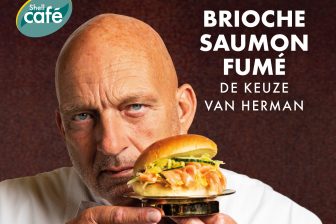Na samenwerkingen eerder dit jaar met twee-sterrenchef Soenil Bahadoer en BBQ-chef Ralph de Kok, is het nu de Rotterdamse tv-kok Herman den Blijker die speciaal voor de verkoop in bakeries van Shell Café twee Franse broodjes ontwikkelde.