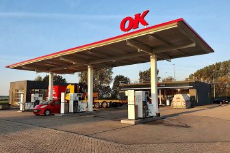 Twee tanklocaties die dit voorjaar door OK werden overgenomen, tonen zich sinds deze week in de nieuwe kleuren van OK. De voorheen onbemande ESSO Cox in Roermond heeft inmiddels een shop volgens de formule OK Café en tankstation Lambertschaag krijgt er binnenkort een.