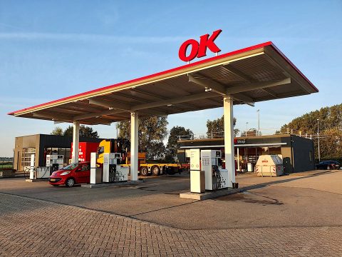 Twee tanklocaties die dit voorjaar door OK werden overgenomen, tonen zich sinds deze week in de nieuwe kleuren van OK. De voorheen onbemande ESSO Cox in Roermond heeft inmiddels een shop volgens de formule OK Café en tankstation Lambertschaag krijgt er binnenkort een.