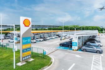 Shell heeft op circa 2,5 kilometer van het vliegveld van de Chinese miljoenenstad Shenzhen een giga-snellaadplein geopend met 258 openbaar toegankelijke snellaadpunten. Het is niet alleen het grootste snellaadplein van Shell ter wereld, het biedt ook een Shell Café en Shell Car Wash.