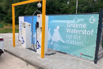 AVIA Vollenhoven uit Tilburg heeft vrijdag het eerste waterstoftankstation van het bedrijf geopend. Het ‘stand-alone’ station waar personenauto’s waterstof kunnen tanken, is te vinden bij het BP-tankstation aan de Eisenhowerlaan (N270) tussen Helmond en Eindhoven.