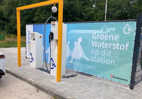 AVIA Vollenhoven uit Tilburg heeft vrijdag het eerste waterstoftankstation van het bedrijf geopend. Het ‘stand-alone’ station waar personenauto’s waterstof kunnen tanken, is te vinden bij het BP-tankstation aan de Eisenhowerlaan (N270) tussen Helmond en Eindhoven.