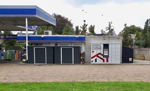 Met het verdwijnen van postkantoren in Nederland, neemt een groeiend aantal tankstations de taak op zich van servicepunt voor het afhalen en verzenden van post en pakketten. De Buren plaatste in één week tijd een pakketwand bij tien tankstations van Gulf en TinQ.