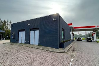 ESSO-tankstation ‘De Boezem’ aan de Boezemweg in het Zuid-Hollandse Lekkerkerk heeft een metamorfose ondergaan. Waar het voorterrein de ESSO-uitstraling heeft behouden, hebben alle servicegebouwen op het terrein een frisse, grijze kleur gekregen.