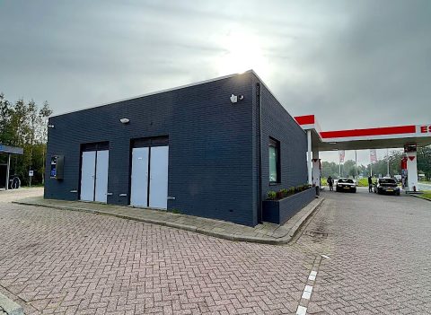 ESSO-tankstation ‘De Boezem’ aan de Boezemweg in het Zuid-Hollandse Lekkerkerk heeft een metamorfose ondergaan. Waar het voorterrein de ESSO-uitstraling heeft behouden, hebben alle servicegebouwen op het terrein een frisse, grijze kleur gekregen.