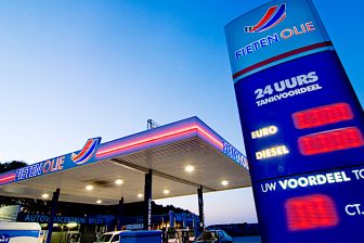 Fieten Olie blijft in hoog tempo het eigen netwerk uitbreiden. Sinds 1 september kreeg het bedrijf uit Hollandscheveld er liefst vijf tankstations bij. De laatste aanwinst is te vinden in het Overijsselse Nieuwsleusen, waarmee Fieten Olie op in totaal 63 tanklocaties komt.