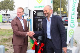 Greenpoint, een initiatief van de Van Kessel Groep, heeft maandag aan de Laan der Verenigde Naties in Dordrecht het nieuwste waterstoftankstation van Nederland geopend. Het station is bijzonder omdat auto’s, vrachtwagens én bussen er waterstof kunnen tanken, maar vooral omdat alle benodigde installaties ondergronds zijn gerealiseerd.