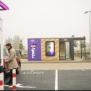 De Duitse retailreus Rewe heeft in het Noord-Duitse Rostock de tiende ‘Rewe Ready Smart Automat’ in gebruik genomen. Rewe Ready is een futuristisch shopconcept voor laadpleinen waar bezitters van een EV tijdens een laadsessie eet- en drinkwaren, geheel onbemand, kunnen kopen.