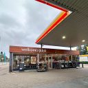 Het Shell-tankstation van ondernemer Ewout Klok aan de Schutstraat in Hoogeveen is officieel overgedragen aan De Haan Minerale Oliën. Per 1 oktober 2023 maken het tankstation met de Lekker bij Klok bakery en Klok Carwash onderdeel uit van het netwerk van het bedrijf uit Oosterhout.
