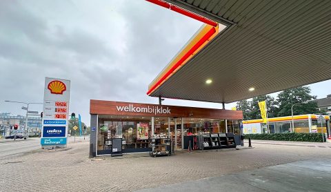 Het Shell-tankstation van ondernemer Ewout Klok aan de Schutstraat in Hoogeveen is officieel overgedragen aan De Haan Minerale Oliën. Per 1 oktober 2023 maken het tankstation met de Lekker bij Klok bakery en Klok Carwash onderdeel uit van het netwerk van het bedrijf uit Oosterhout.