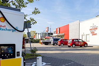Shell Deutschland GmbH en KFC Duitsland hebben gezamenlijk de eerste ultrasnelle laadpunten van Shell Recharge in gebruik genomen bij een restaurant van de keten in het Duitse Giessen. Nog 22 vestigingen van KFC nabij snelwegen krijgen op korte termijn Shell Recharge-laders.