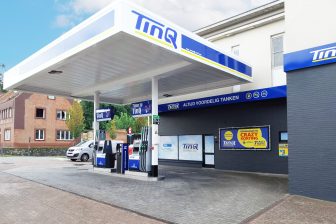 Het Nederlandse TinQ blijft in hoog tempo tankstations openen in België. Deze week is het de beurt aan een nieuwe onbemande TinQ in Tessenderlo. Hiermee komt het aantal Belgische tankstations van TinQ op veertien en als het aan ENVIEM ligt, zullen er nog meer volgen.