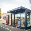 De Duitse tankstationformule Westfalen heeft in nauwe samenwerking met groothandel Lekkerland een onbemande ‘Smart Shop’ geopend in Münster. De 24/7 geopende shop biedt op achttien vierkante meter ruim 270 eet- en drinkwaren en rookwaren voor on-the-go.