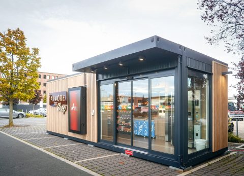 De Duitse tankstationformule Westfalen heeft in nauwe samenwerking met groothandel Lekkerland een onbemande ‘Smart Shop’ geopend in Münster. De 24/7 geopende shop biedt op achttien vierkante meter ruim 270 eet- en drinkwaren en rookwaren voor on-the-go.