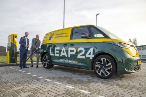 Leap24 heeft op bedrijventerrein De Lus in Schagen een snellaadplein geopend met daarop zes snelladers met een vermogen van 160 kW. Op het snellaadplein kunnen personenauto’s, bestelwagens en e-trucks laden. Met het laadstation wil LEAP24 een bijdrage leveren aan emissievrije mobiliteit in de gehele provincie Noord-Holland.
