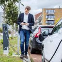 Een op de vijf Nederlanders verwacht dat hun volgende auto een elektrische is. Dat is een verdubbeling ten opzichte van vorig jaar. Nog eens bijna 13 procent kiest voor een plug-in hybride (PHEV), wat maakt dat een derde van Nederland bij de eerstvolgende auto voor een model met een stekker kiest.
