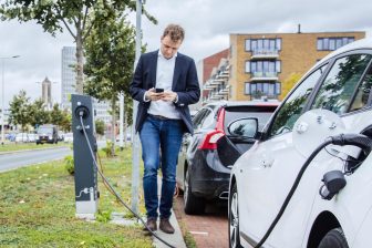 Een op de vijf Nederlanders verwacht dat hun volgende auto een elektrische is. Dat is een verdubbeling ten opzichte van vorig jaar. Nog eens bijna 13 procent kiest voor een plug-in hybride (PHEV), wat maakt dat een derde van Nederland bij de eerstvolgende auto voor een model met een stekker kiest.