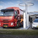 NXT Mobility, onderdeel van GP Groot groep, realiseert nog dit jaar op acht strategische locaties in de provincie Noord-Holland een netwerk van snelladers voor zwaar transport. De regio heeft te maken met beperkte stroomnetcapaciteit waardoor er geen reguliere snellaadpunten kunnen worden gerealiseerd.