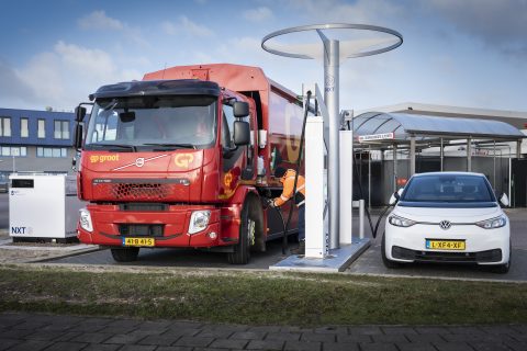 NXT Mobility, onderdeel van GP Groot groep, realiseert nog dit jaar op acht strategische locaties in de provincie Noord-Holland een netwerk van snelladers voor zwaar transport. De regio heeft te maken met beperkte stroomnetcapaciteit waardoor er geen reguliere snellaadpunten kunnen worden gerealiseerd.