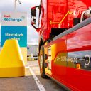 Shell heeft in Eindhoven Acht de eerste energy hub speciaal gericht op vrachtverkeer geopend. Op de locatie in de oksel van de A2 en A50 vinden vrachtwagens zowel traditionele als meer duurzame brandstoffen, er kan worden geladen, er is een truckwash én de truckchauffeurs kunnen er eten en drinken.