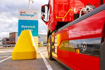 Shell heeft in Eindhoven Acht de eerste energy hub speciaal gericht op vrachtverkeer geopend. Op de locatie in de oksel van de A2 en A50 vinden vrachtwagens zowel traditionele als meer duurzame brandstoffen, er kan worden geladen, er is een truckwash én de truckchauffeurs kunnen er eten en drinken.