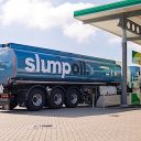 Slump Oil, full service leverancier van brandstoffen en smeermiddelen in Noord-Nederland, gaat verder onder een nieuwe naam en heet voortaan Slump On. Met de nieuwe naam wil het bedrijf uit Heerenveen laten zien dat ze actief meewerken aan de energietransitie.