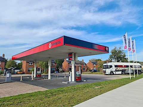 Veenema Energy heeft het netwerk uitgebreid met het voormalige ESSO-tankstation in Veenwouden. Inmiddels compleet vernieuwd naar Texaco Xpress, komt het familiebedrijf met de uitbreiding op acht tankstations in totaal.