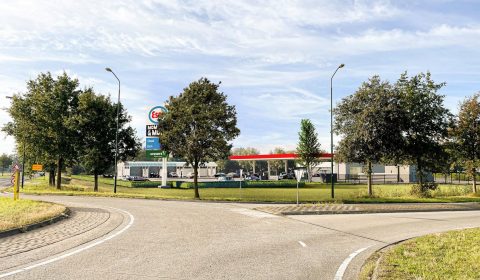 Vissers Energy Group gaat aan de rotonde van de Bosscheweg met de Broekdalerbaan in Beek en Donk een nieuw bemand ESSO-tankstation met Moments & More tankshop bouwen. Het tankstation zal de huidige kleine ESSO aan het Heuvelplein in de Brabantse plaats gaan vervangen.