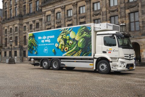 In de eerste drie kwartalen van 2023 zijn er in Nederland 1032 nieuwe elektrische vrachtwagens geregistreerd. Het aandeel e-trucks is daarmee goed voor 8 procent van alle vrachtwagenregistraties. Het aantal elektrisch oplaadbare bestelwagens steeg in Nederland met ruim 136 procent.