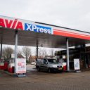 Vollenhoven kondigt ‘vol trots’ de opening aan van het onbemande tankstation in Elsendorp, vijftien kilometer ten noordoosten van Helmond. De merknaam Texaco is hiermee van de luifel en pompen verdwenen, waarna de locatie verder gaat als AVIA XPress.