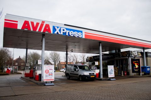 Vollenhoven kondigt ‘vol trots’ de opening aan van het onbemande tankstation in Elsendorp, vijftien kilometer ten noordoosten van Helmond. De merknaam Texaco is hiermee van de luifel en pompen verdwenen, waarna de locatie verder gaat als AVIA XPress.