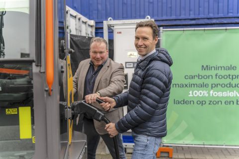 Op de A2 Truck Parking vlakbij knooppunt Het Vonderen aan snelweg A2 bij het Limburgse Sint Joost is het eerste volledig los van het elektriciteitsnet opererende laadplein van Nederland geopend. Het laadplein waar personenauto’s en e-trucks 100% ‘groen’ kunnen laden, is een initiatief van Green Caravan en A2 Truck Parking.
