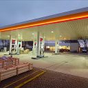 Het tankstation in de kleuren van BP op stopplaats ‘De Kroon’ aan de snelweg A27 bij Nieuwegein is niet meer. Automobilisten vinden er sinds deze week de nieuwste Shell van Nederland. Met de totale metamorfose heeft de Albert Heijn to go shop plaatsgemaakt voor Shell Café.